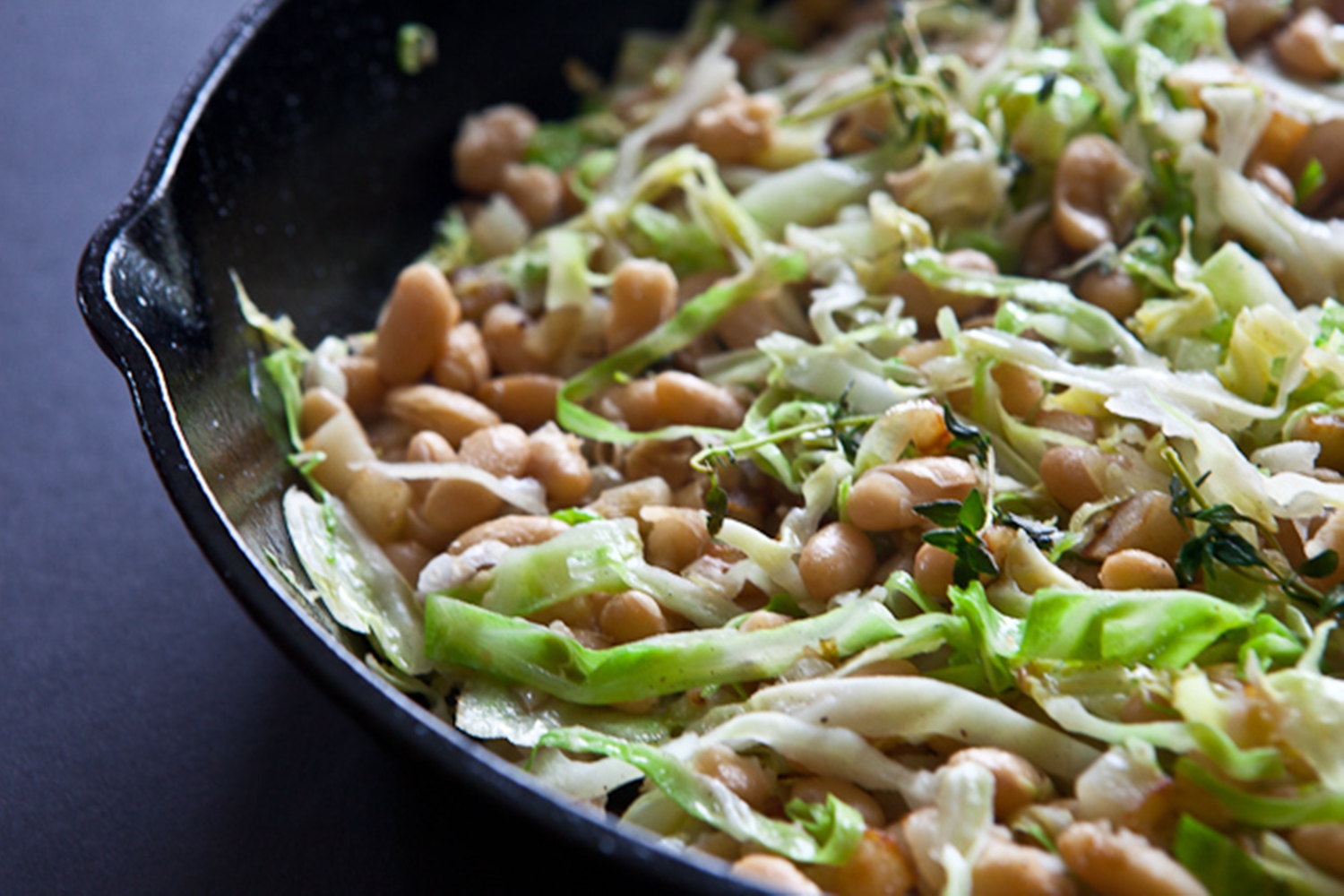 Салат с пекинской капустой и куриной грудкой фасолью белая. Фасоль белая. Фасоль с капустой. Фасоль белая отварная. Салат из пекинской капусты с фасолью.